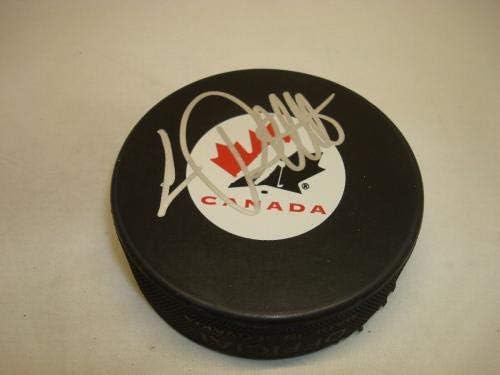 Люк Робитайл подписа Хокей шайба на националния отбор на Канада с Автограф на PSA /DNA COA 1A - за Миене на