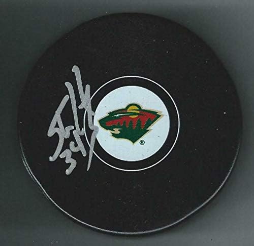 Шейн Хниди подписа шайбата Минесота Уайлд - за Миене на НХЛ с автограф