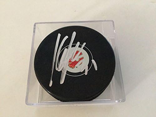 Хокейна шайба Калгари Флеймс с автограф Къри Рамо и шайби НХЛ с автограф Ад