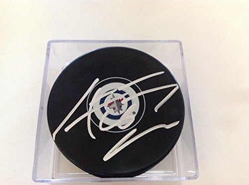 Андрю Лэдд подписа хокей шайба Уинипег Джетс с автограф на а - за миене на НХЛ с автограф
