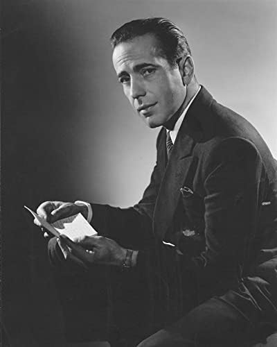 Хъмфри Богарт в ролята на Сам Спейда гледа в бележника Малтийски сокол снимка 5х7