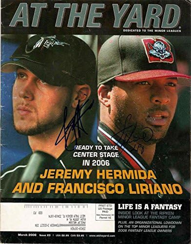 Франсиско Лириано и Джеръми Эрмида подписаха корицата на списание - Списание на MLB с автограф